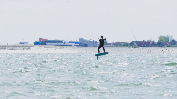 Kitesurfen mit einem Foilboard auf Sylt